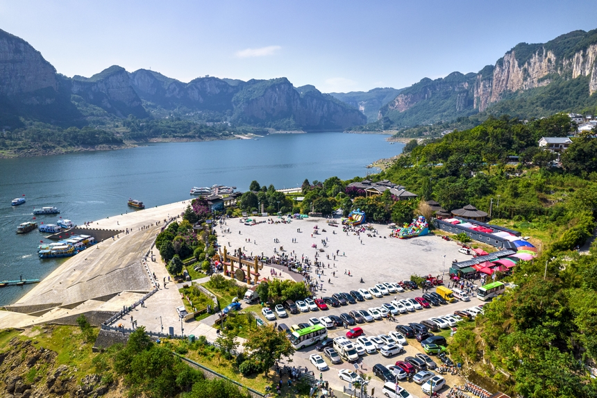 貴州省黔西市烏江源百里畫廊化屋景區游人如織（無人機照片）。