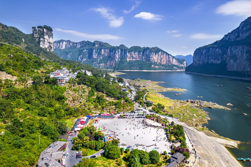 貴州省黔西市烏江源百里畫廊化屋景區游人如織（無人機照片）。