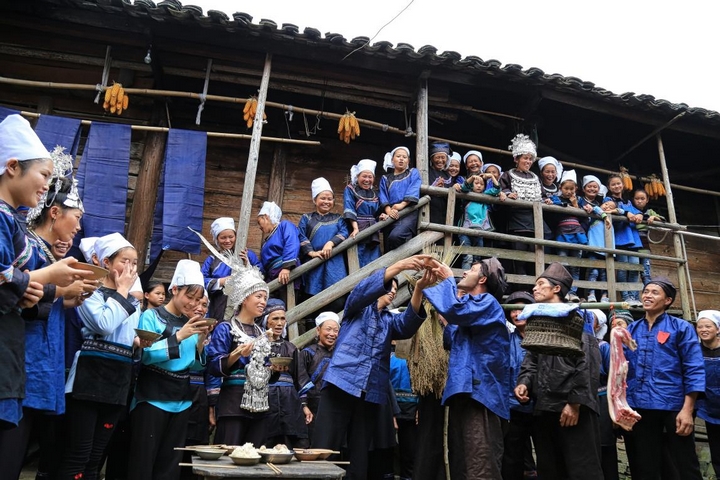 怎雷村水族攔門酒。