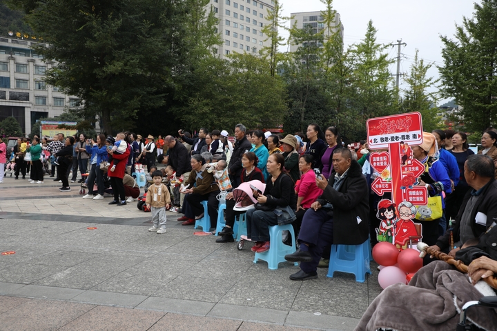 活動吸引了眾多老年人參加。