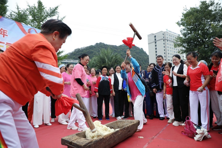 老年人參加打糍粑活動。