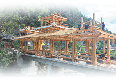 　貴州省黔東南苗族侗族自治州黎平縣尚重鎮務弄村，掌墨師吳芳宇團隊正在建造風雨橋。蘇 濱攝