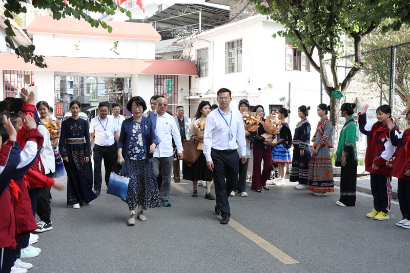 2 圖為舒婷等人進入校園