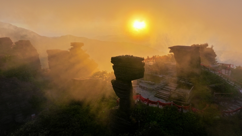 2 貴州梵凈山國家級自然保護區拍攝的日出景觀。（李鶴攝）