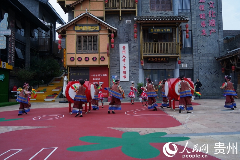 多彩貴州城內的民俗文化表演。人民網 陽茜攝