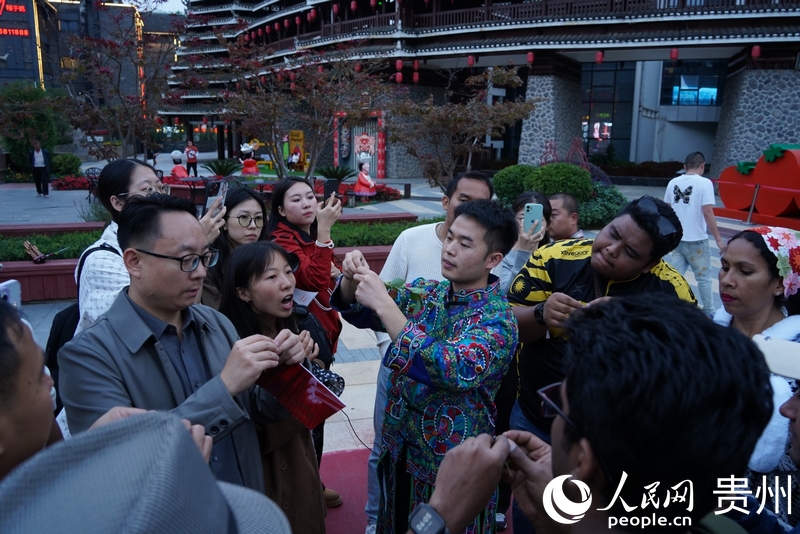 亞太地區媒體記者學習樹葉吹奏。人民網 陽茜攝