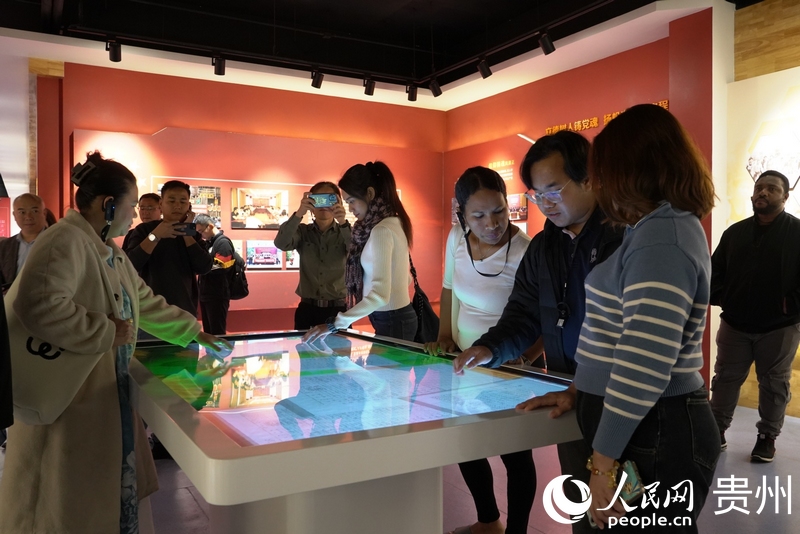 外媒記者參觀學校貴州交通博物館·教育館。人民網 陽茜攝