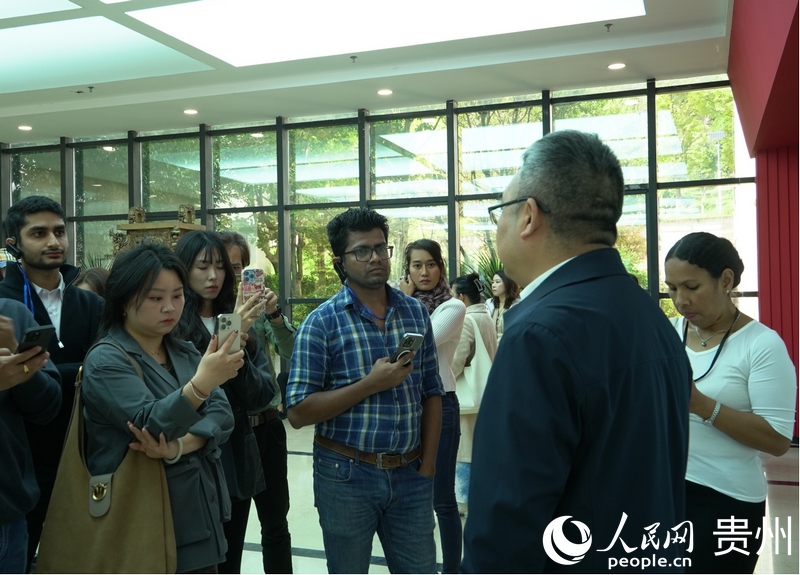 費薩爾·艾布雷西姆（左1）與同行們在貴州交通職業大學采訪。人民網 陽茜 攝