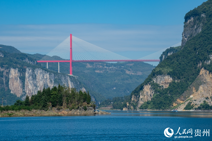 鴨池河大橋與烏江百里畫廊之景相得益彰。人民網 陽茜攝