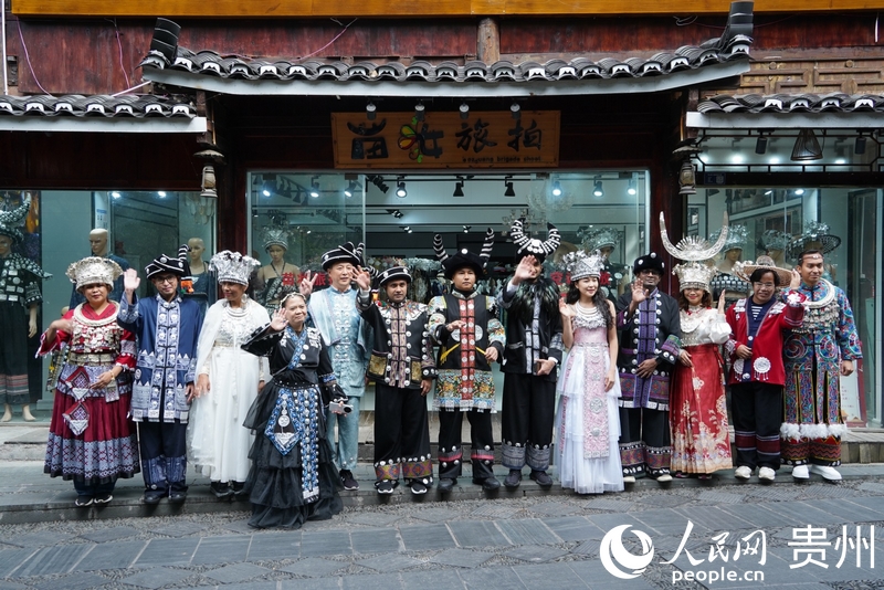 1部分亞太媒體記者在西江千戶苗寨體驗苗服旅拍項目。人民網 陽茜攝