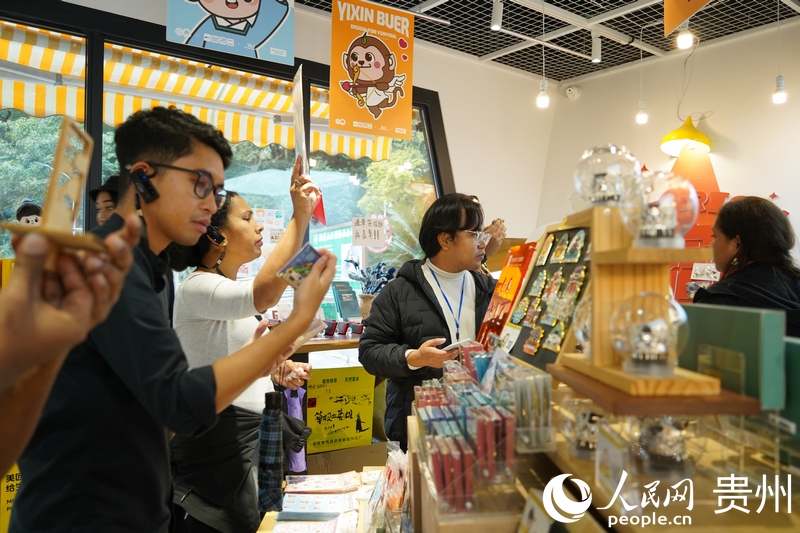 3黔靈山公園“一心不二”文創店吸引外媒前往拍照打卡。人民網 陽茜攝