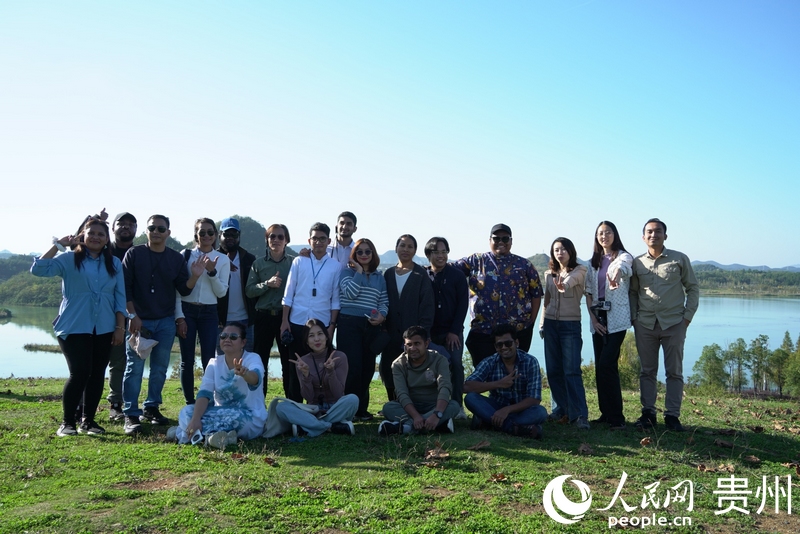 4外媒記者走進月亮湖公園。人民網 陽茜攝
