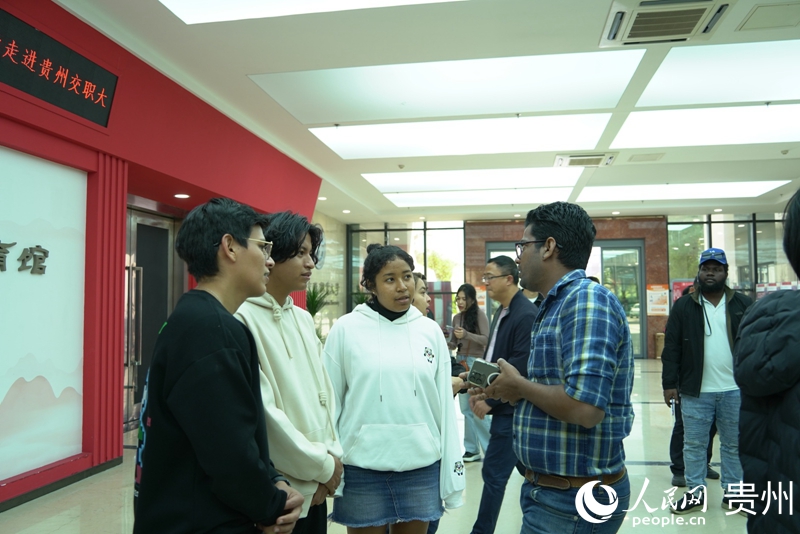 在貴州交通職業大學，外媒記者與本國留學生交談。人民網 陽茜攝