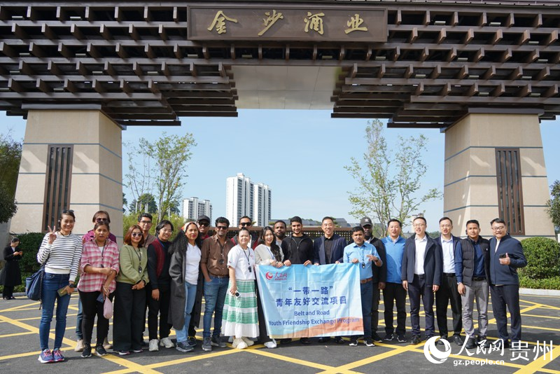 外媒記者走進金沙酒業。人民網 陽茜攝