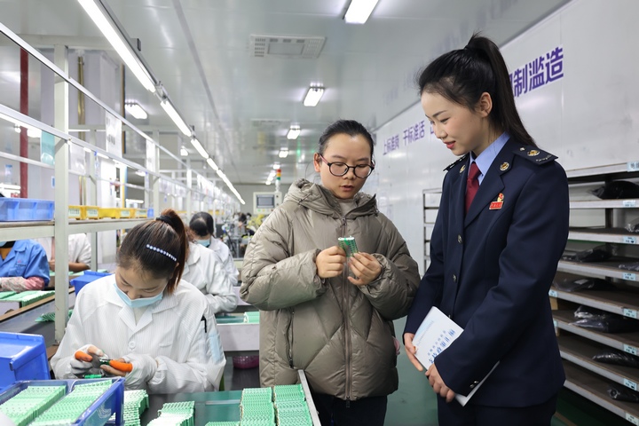 稅務干部在企業調研了解產品信息。何博攝