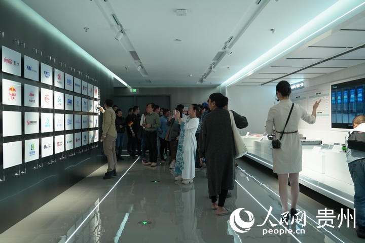 展示廳內修建了一面墻專門展示入駐新區的企業。人民網 陽茜攝