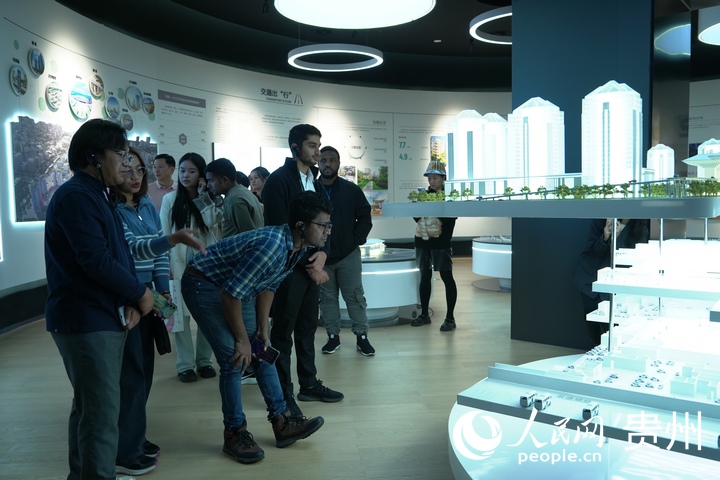 外媒正在觀看廳內的建筑3D模型。人民網 陽茜攝