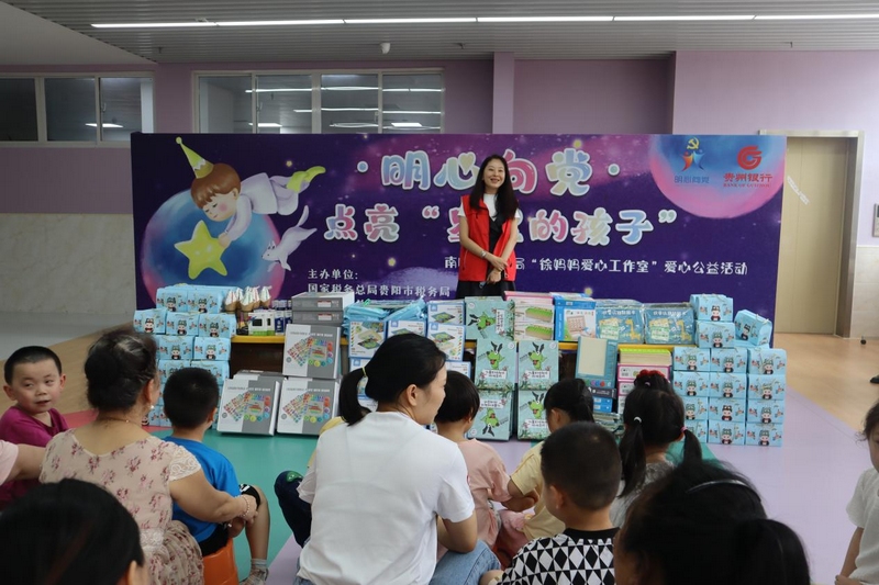 2徐茜與“徐媽媽愛心工作室”走進愛心家園兒童特殊教育康復訓練中心捐贈物資