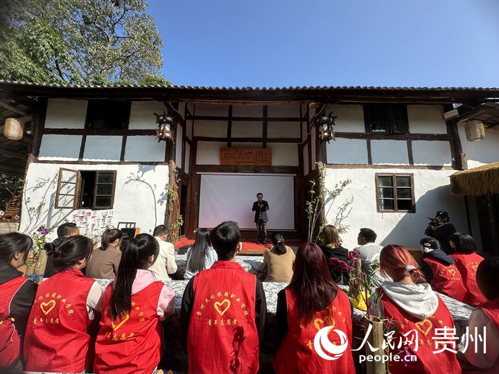 1、貴州省新聞出版廣電局原副局長、一級巡視員、貴州省全民閱讀活動領導小組辦公室常務副主任、貴州省高校鄉村振興研究中心名譽主任 楊慶武致辭。人民網 陽茜攝
