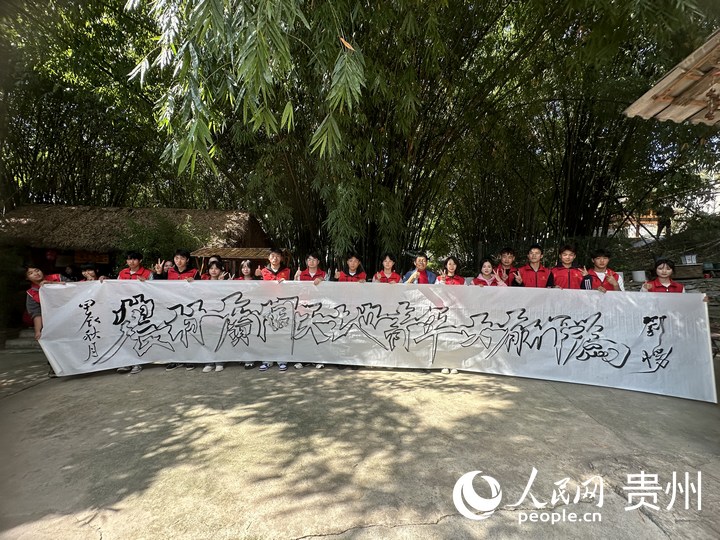 3、貴州省雙鉤書法非遺傳承人國家二級心理咨詢師劉楊現場為貴州文化旅游職業學院書寫的雙溝書法作品。人民網 陽茜攝