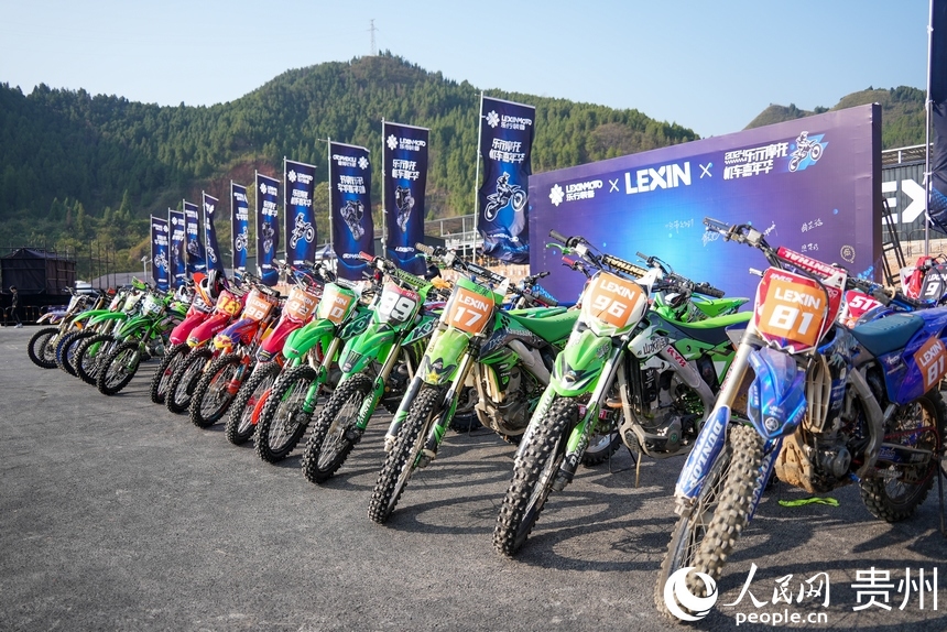 參賽運動員的摩托車。人民網記者 涂敏攝