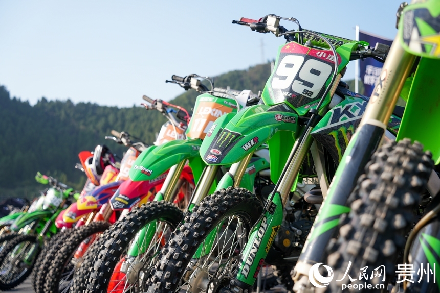 參賽運動員的摩托車。人民網記者 涂敏攝
