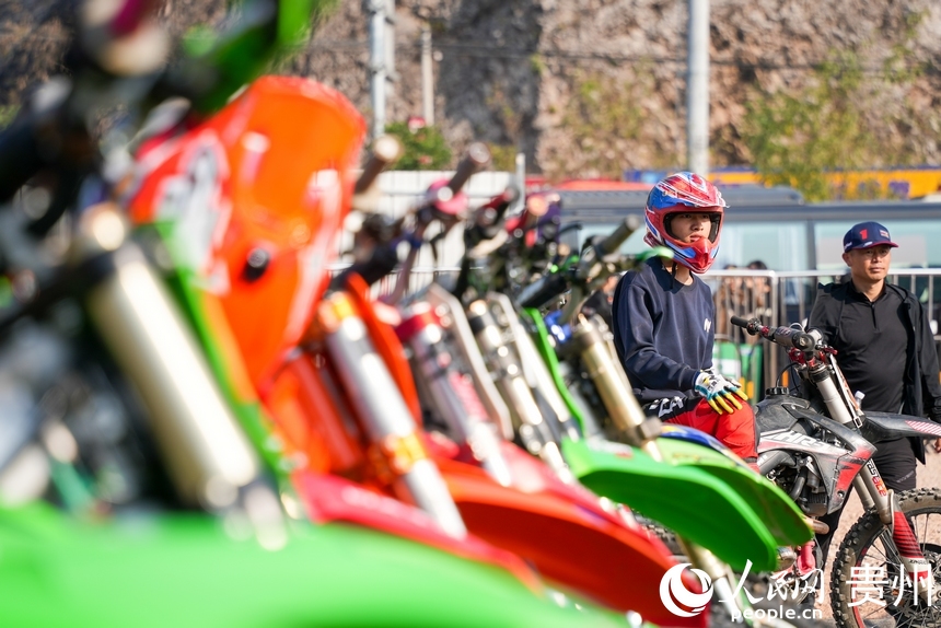 參賽運動員與摩托車。人民網記者 涂敏攝