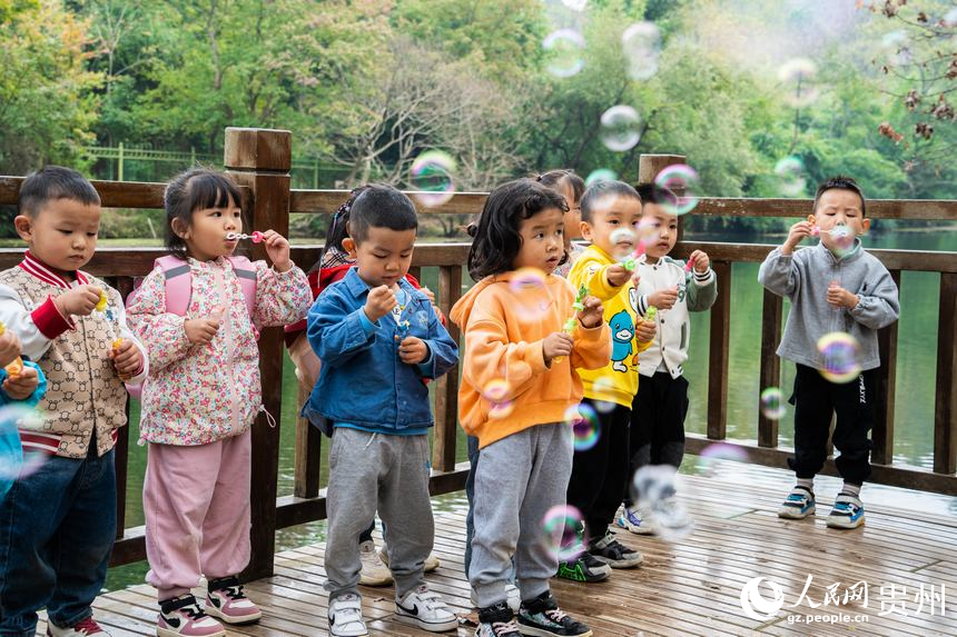 小朋友在黃金大道玩耍。人民網 陽茜攝