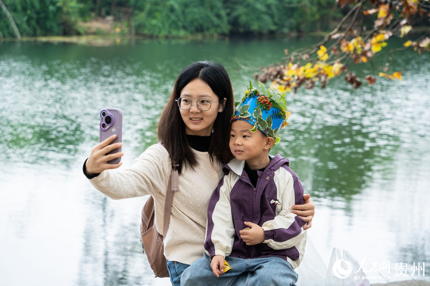 市民來到黃金大道拍照打卡。人民網 陽茜攝