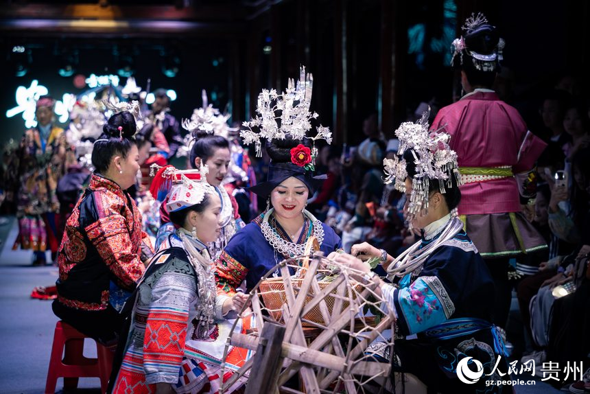  “村T”表演現場。人民網記者 涂敏攝