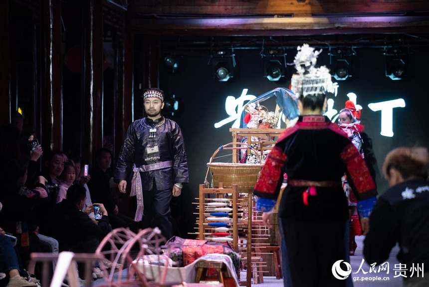  “村T”表演現場。人民網記者 涂敏攝