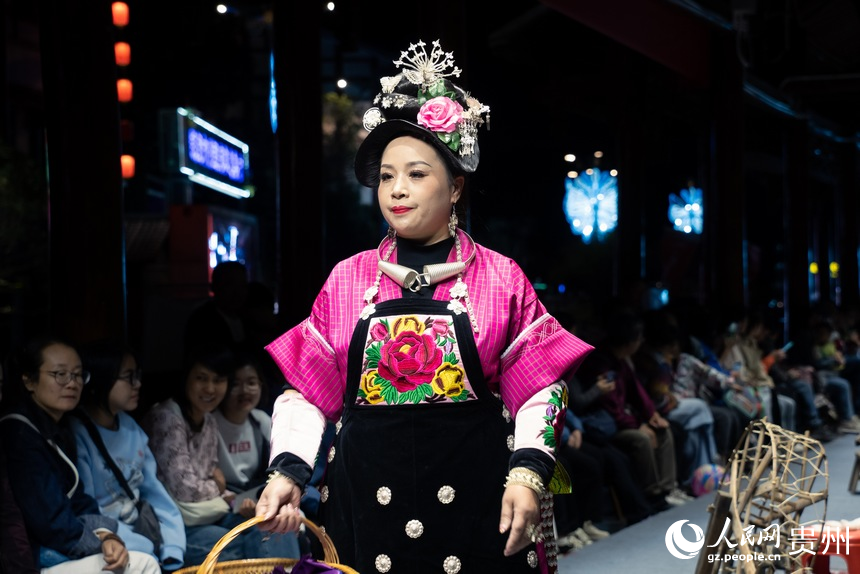 “村T”表演現場。人民網記者 涂敏攝