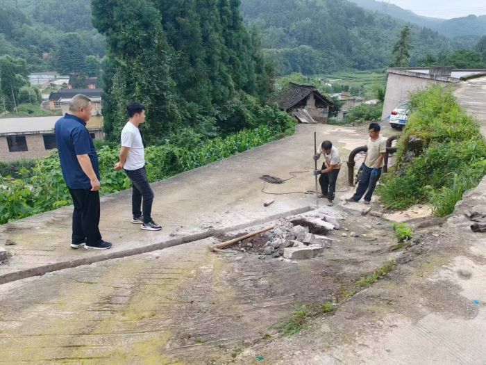 高倉村上水管道改造現場 高倉村村支部書記、村委會主任劉發林 提供