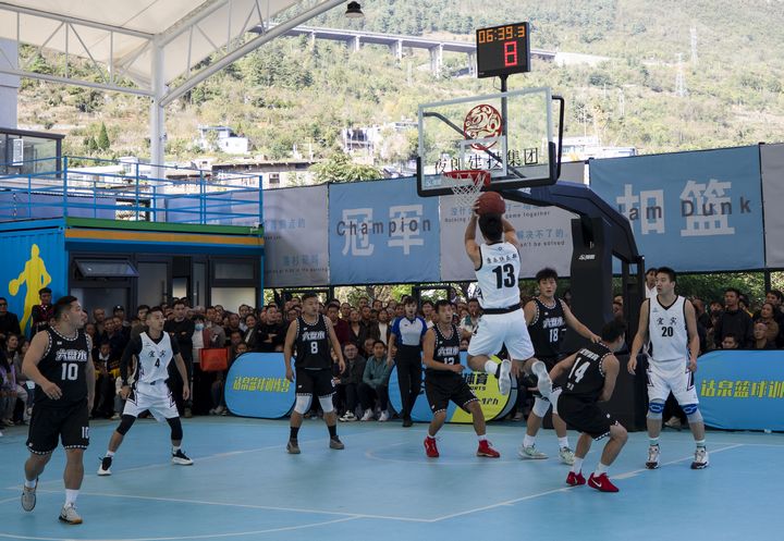 友鄰市州“籃球交流賽”比賽現場。李學友攝