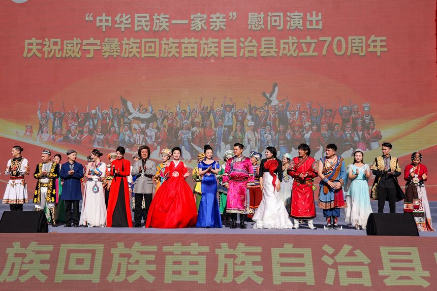 慰問演出現場，中央民族歌舞團演員合影留念。趙慶能攝