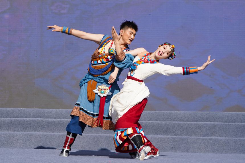 慰問演出現場，中央民族歌舞團演員在表演雙人舞《噶魯情歌》。趙慶能攝