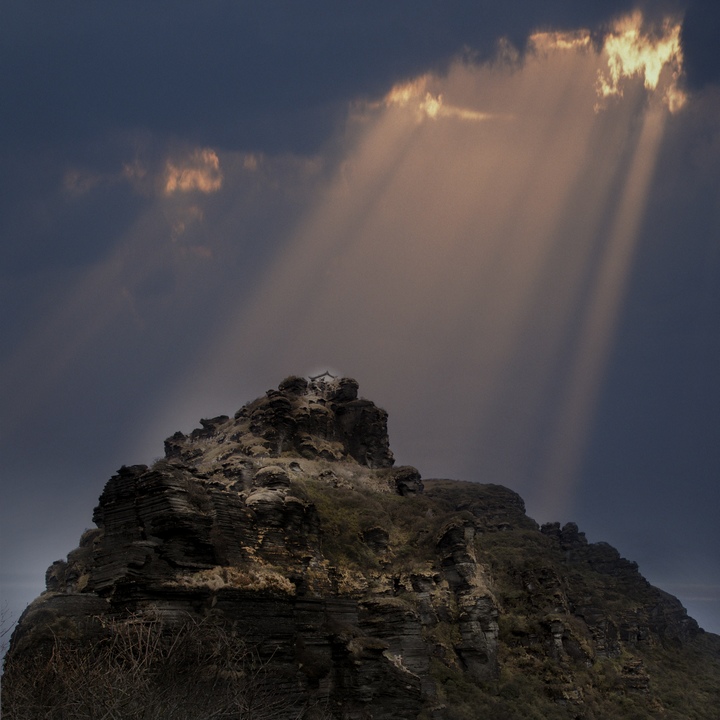 佛光照耀。趙新科攝