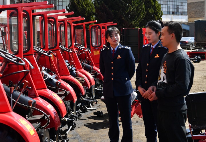 稅務人員實地調研農機銷售企業，了解產品產銷售及涉稅需求。張泉輝攝