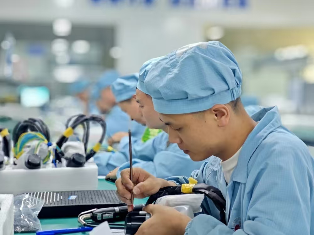 貴陽高新區三大產業生態圈內各家企業都鉚足干勁忙生產，開足馬力趕訂單。 陳佳藝攝