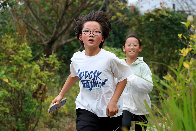 參賽小朋友在越野賽道上奔跑。謝宗政攝