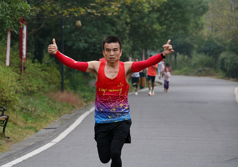 參賽選手在賽道上全力奔跑。 謝宗政攝