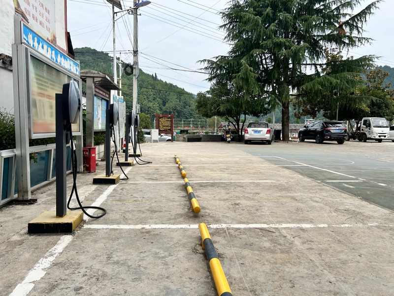 大石布依族鄉充電站 修文縣大石布依族鄉黃春蘭 攝