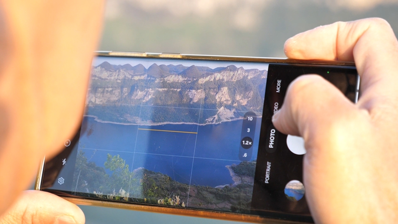 游客正在拍攝烏江源百里畫廊懸崖景點。焦建 攝