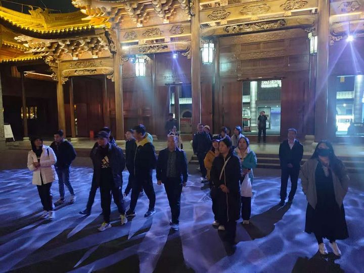 考察團一行參觀梵凈書院。