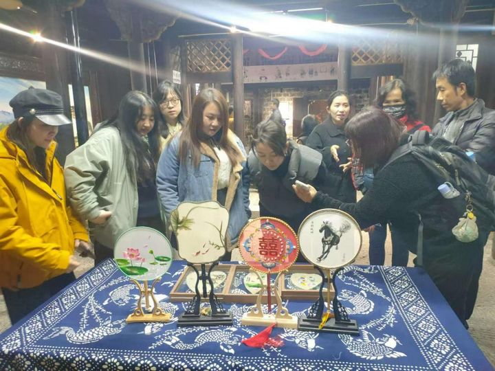 考察團一行參觀黔繡非遺傳承館。