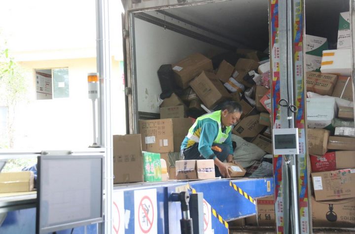 德江：“小包裹”映射消費活力加速釋放。