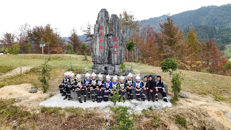 化敖村村民在“情寄巖”山頂上唱侗歌。