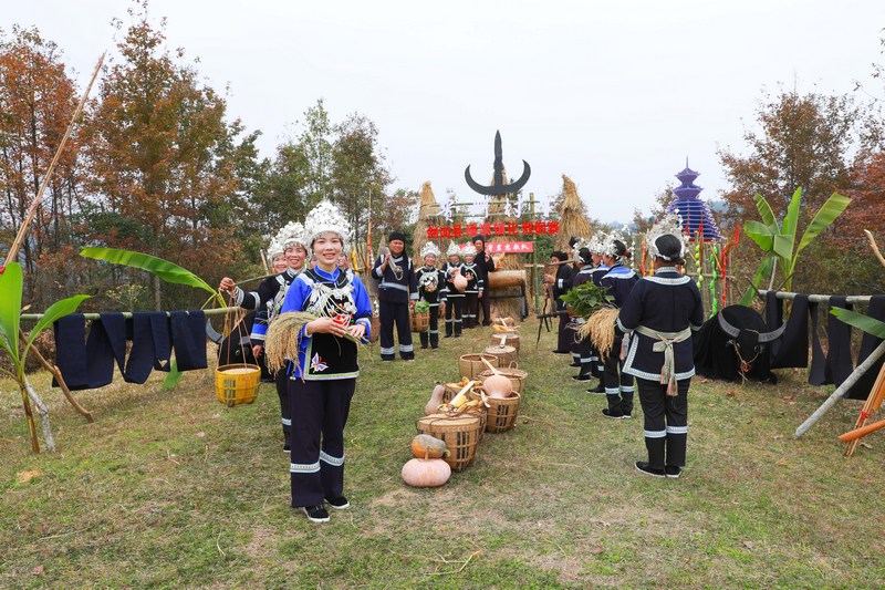 化敖村的村民們在彩排“村T”走秀表演 。