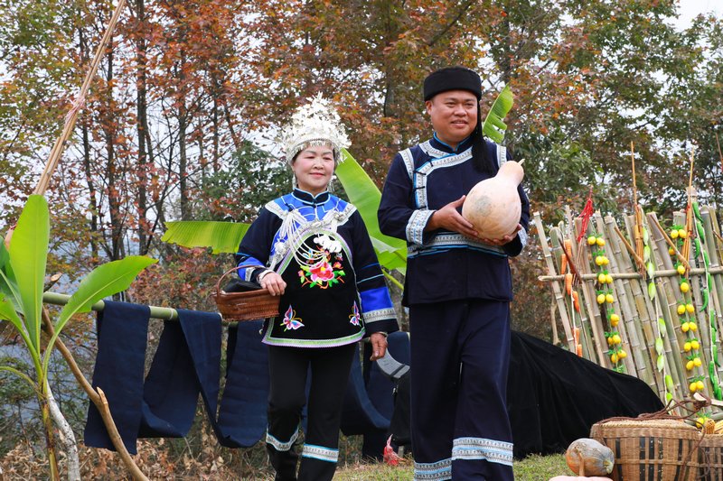 化敖村的村民們在彩排“村T”走秀表演。