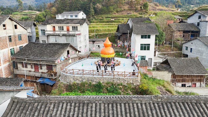 化敖村的村民在挑踩蟲舞。